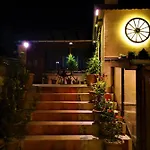 Larissa Cave Hotel 2*