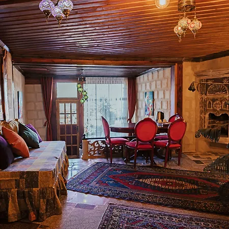 Larissa Cave فندق