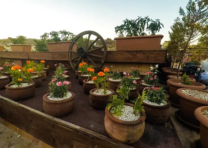 Larissa Cave فندق