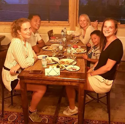 מלון Larissa Cave 2*