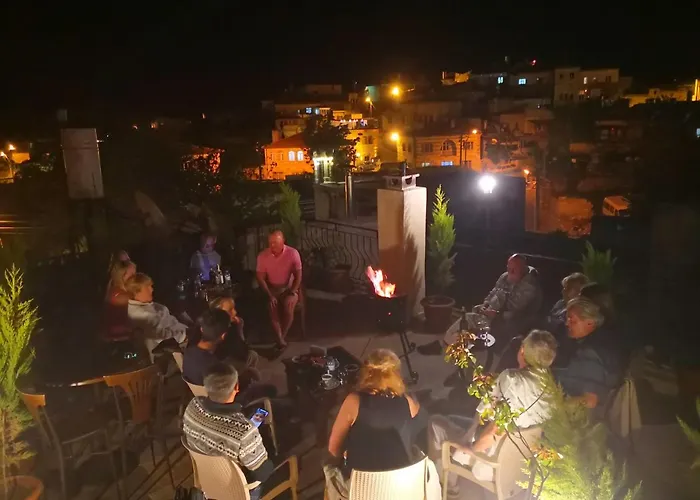 Larissa Cave מלון 2*