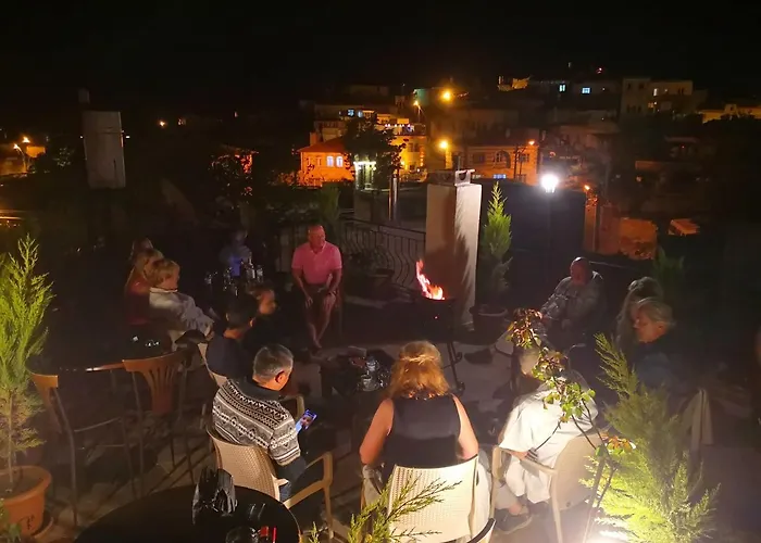 Larissa Cave فندق 2*