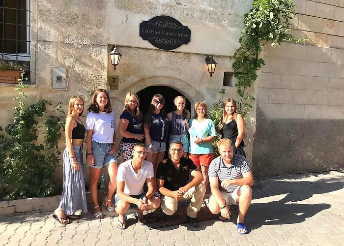 Larissa Cave מלון