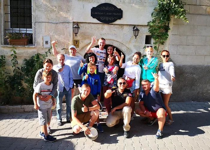 Larissa Cave נבשהיר