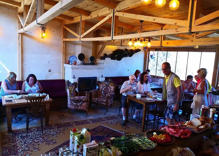 Larissa Cave נבשהיר