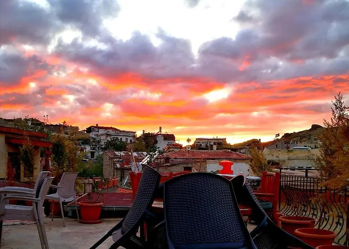 Larissa Cave מלון נבשהיר