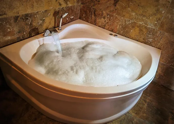 Larissa Cave 2* נבשהיר