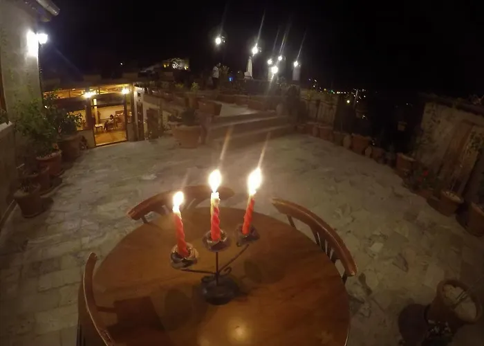 מלון Larissa Cave 2*