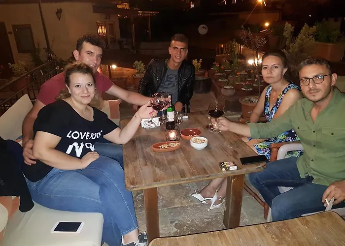 מלון Larissa Cave