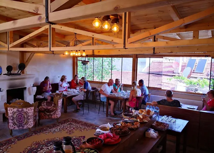 Larissa Cave نفسهير