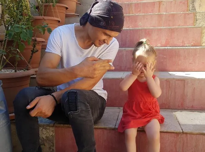 Larissa Cave נבשהיר