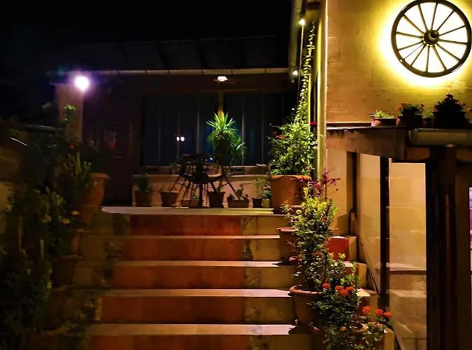 Larissa Cave מלון 2*