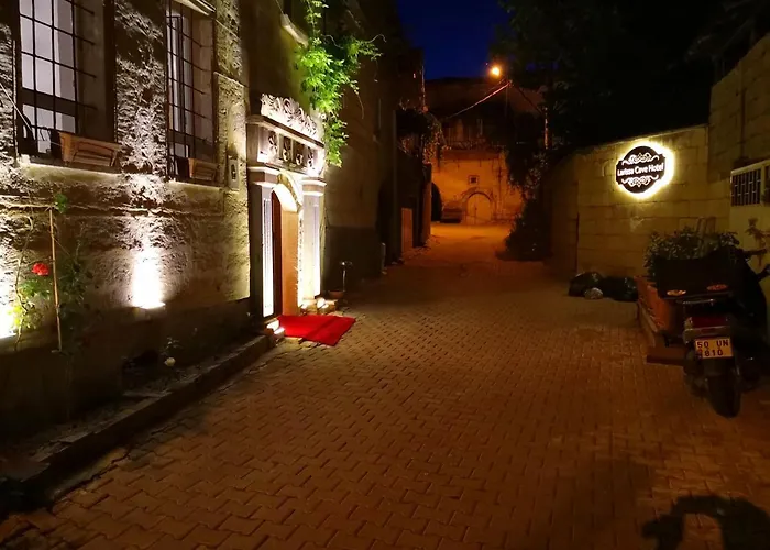 Larissa Cave 2* نفسهير