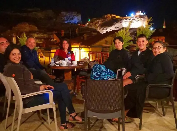 Larissa Cave מלון