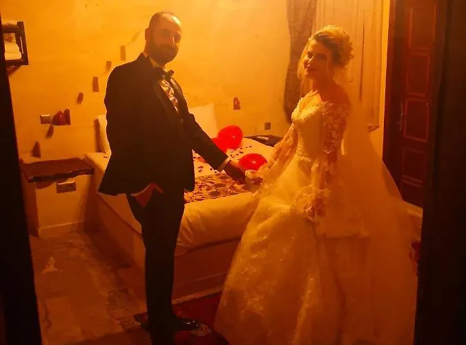 Larissa Cave מלון 2*