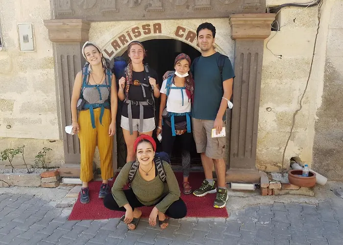 Larissa Cave מלון 2*