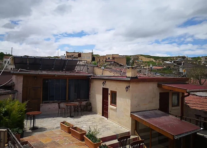 מלון Larissa Cave 2*