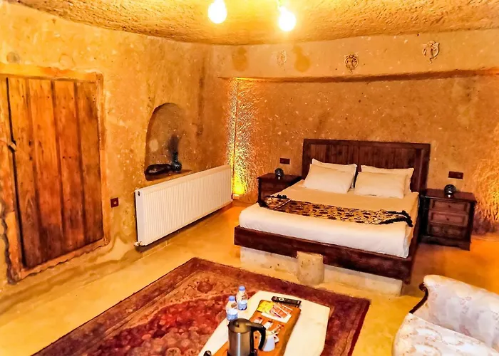 Larissa Cave נבשהיר