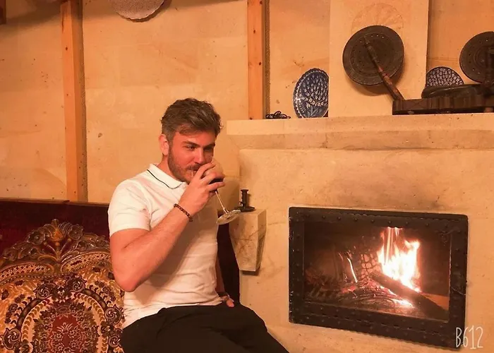 Larissa Cave فندق