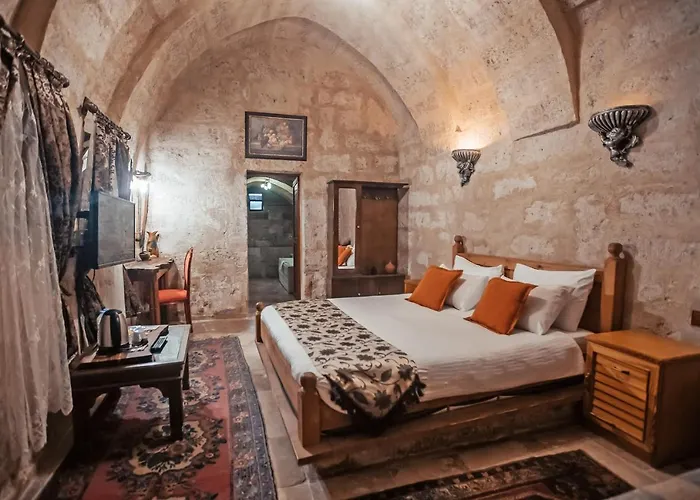 Larissa Cave فندق