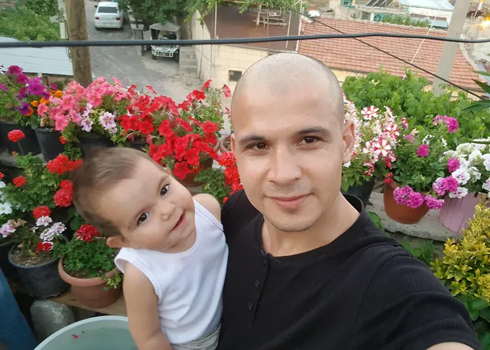 מלון Larissa Cave 2*