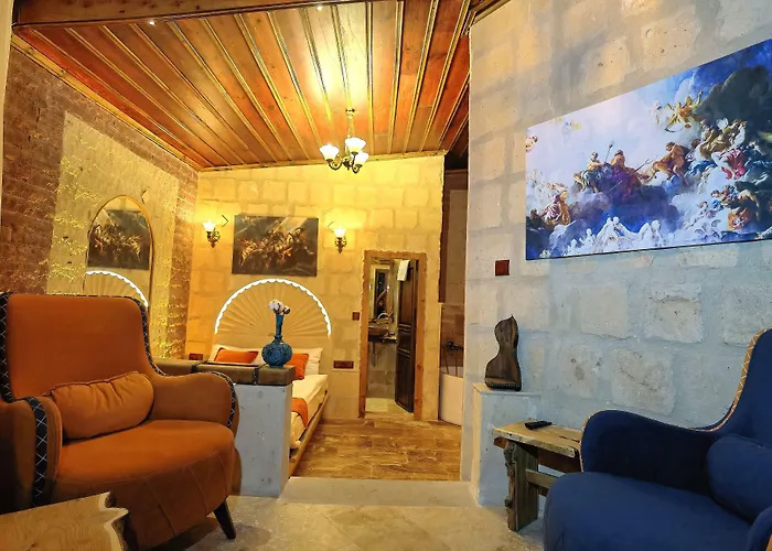 Larissa Cave מלון