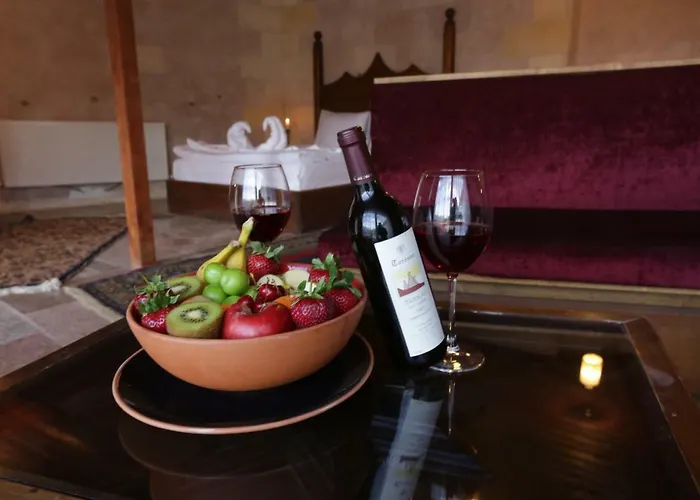 Larissa Cave מלון נבשהיר