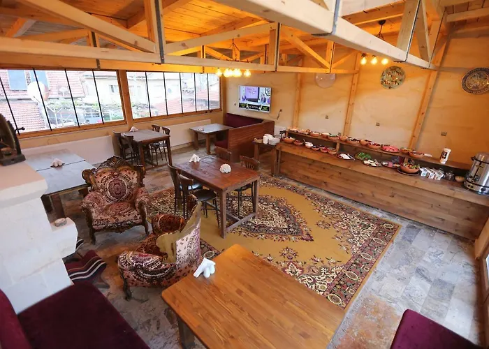 Larissa Cave נבשהיר